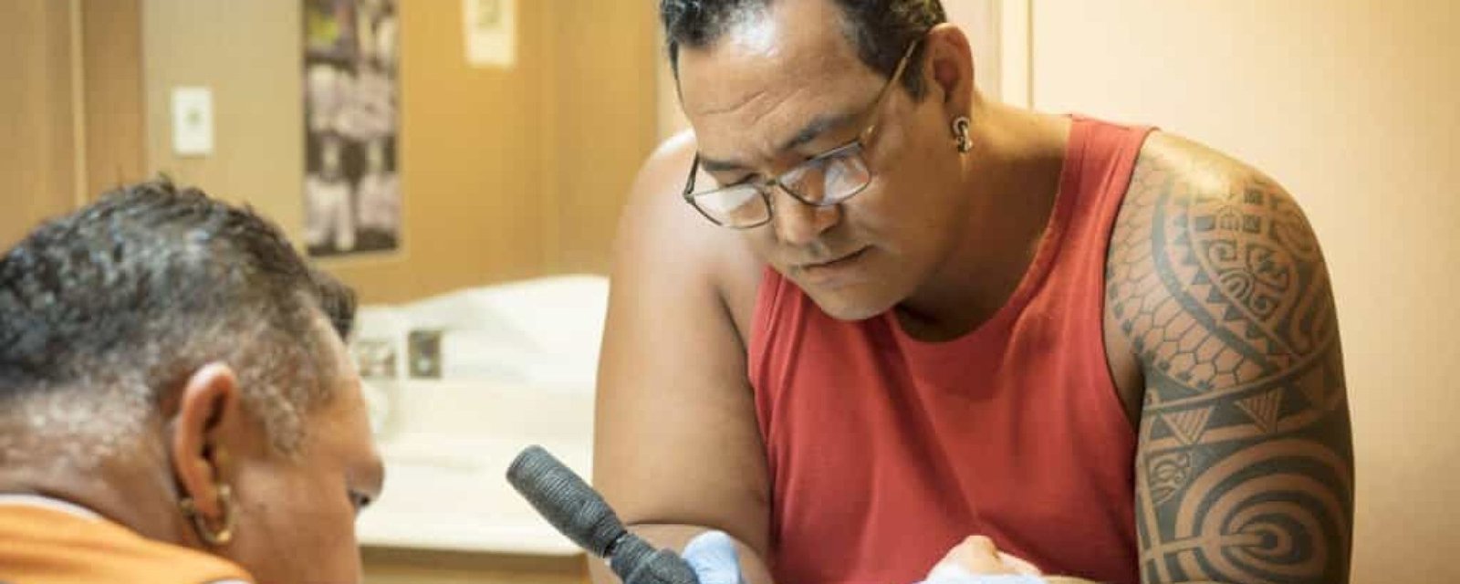 Tahiti Tourisme Tatoo GLB -5-21_© Grégoire Le Bacon Le tatouage