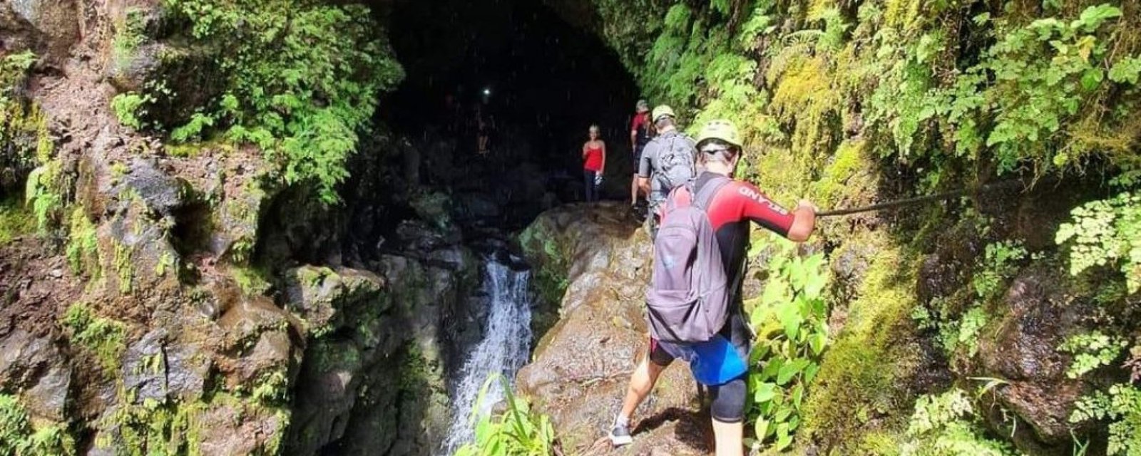 lava 2 Visiter les lavatubes à Tahiti : rando ou canyoning, choisis ton style !