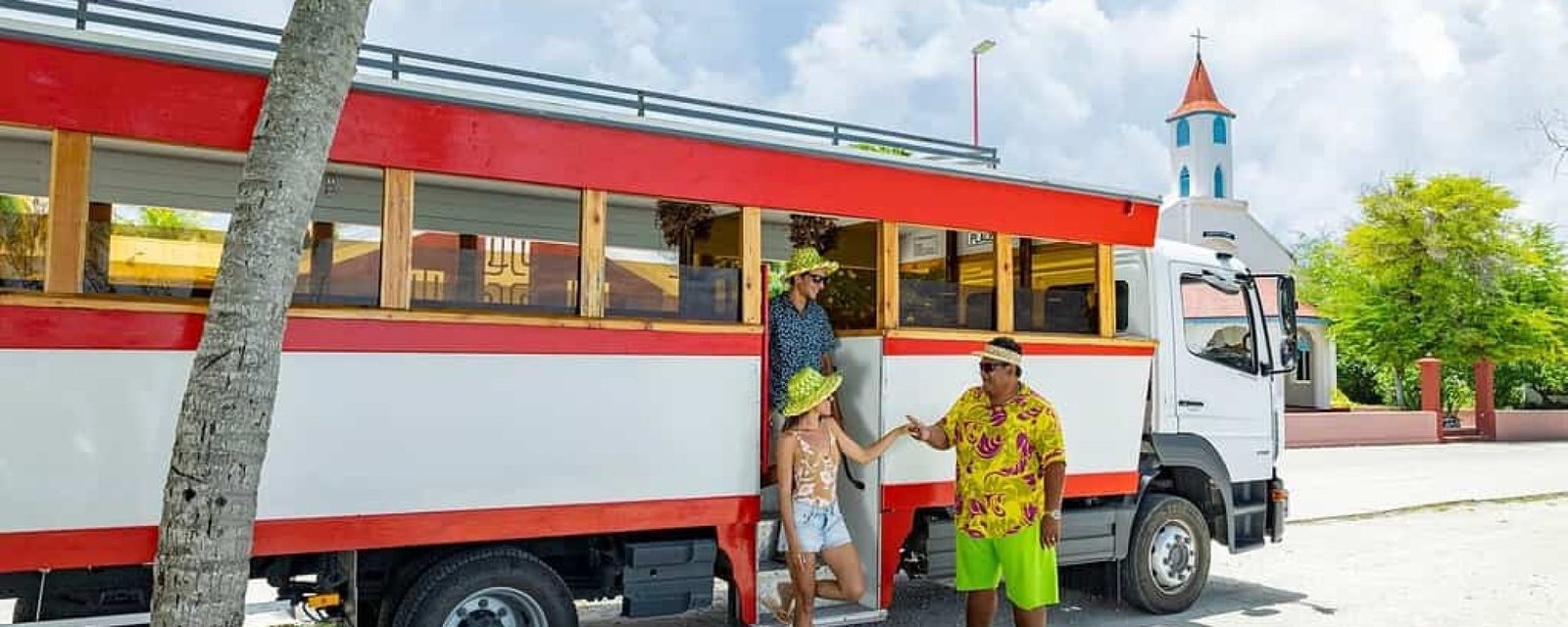 P2_FAKARAVA_00035_FAKARAVA_© Grégoire Le Bacon-2500x1667 À bord du truck, entre chants, sourires et culture