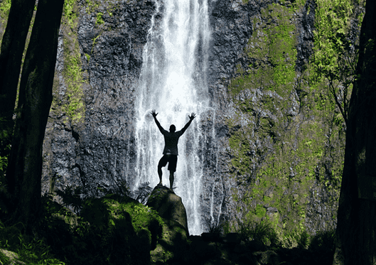P2_TAHITI_Tahiti - cascades Faarumai portrait touriste - Tahiti Tourisme Â© Kristiyan Markov