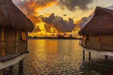 Admirer le coucher de soleil depuis le quai