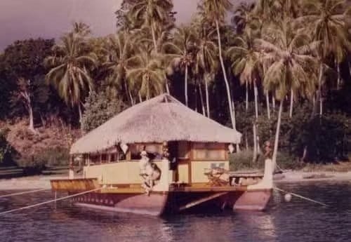 Houseboat Marama de Don the Beachcomber sur le lagon de Moorea avec toiture en pandanus.