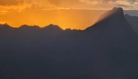 Le profil de Moorea au coucher de soleil, vu depuis Tahiti