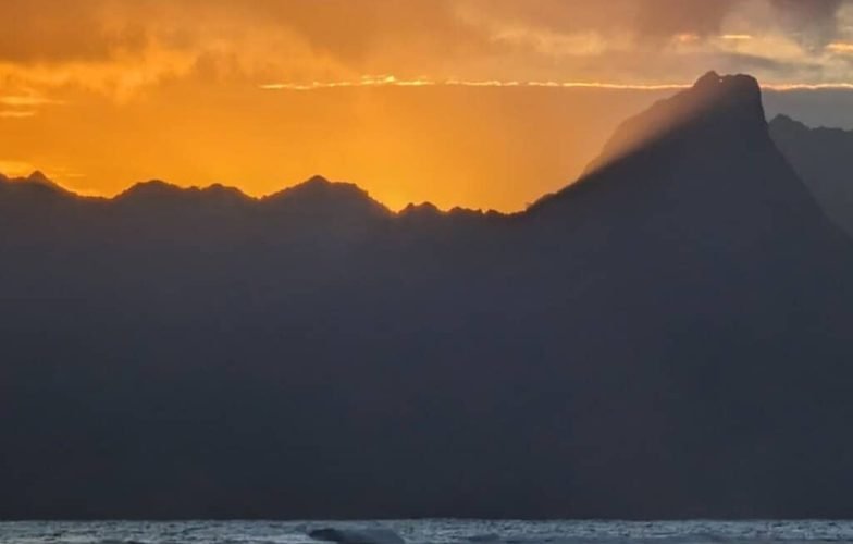 Le profil de Moorea au coucher de soleil, vu depuis Tahiti