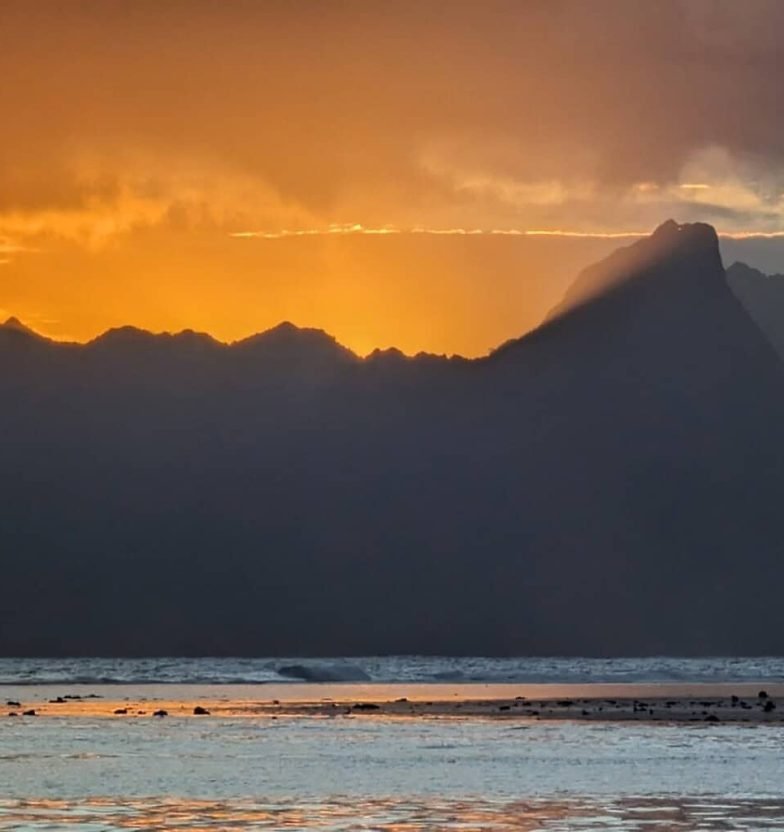 Le profil de Moorea au coucher de soleil, vu depuis Tahiti